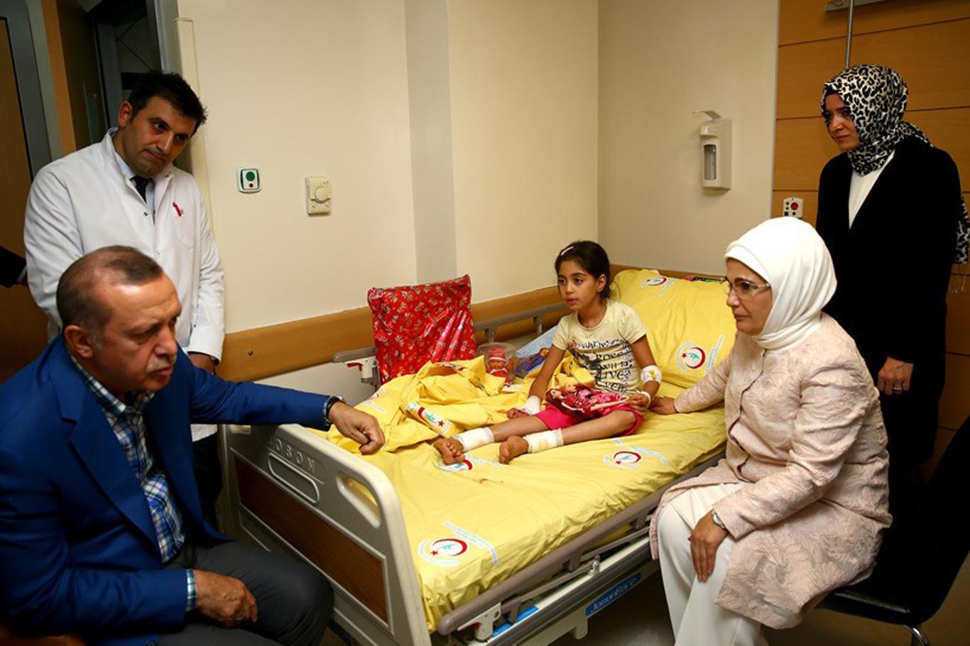 Cumhurbaşkanı Erdoğan Gaziantep saldırısında yaralananları ziyaret etti